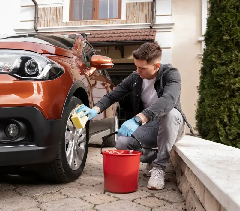Lavage auto à domicile Questembert : professionnel intervenant sur un véhicule